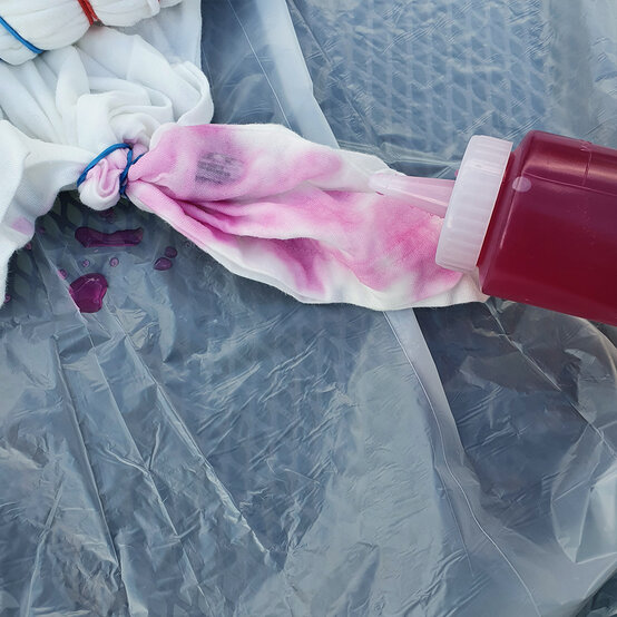 how_to_upcycle_your_wardrobe_with_tie_dye_step-1-dying-3.jpg?sw=554&q=85