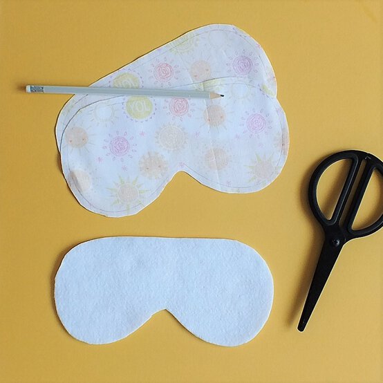 pamper_hamper_sleep_mask_cutting_step_4.jpg.jpg?sw=554&q=85