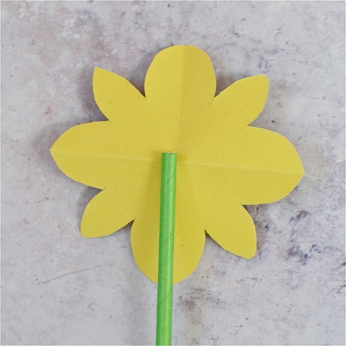How-to-Make-an-Easy-Daffodil-Bouquet_Step5a.jpg?sw=680&q=85