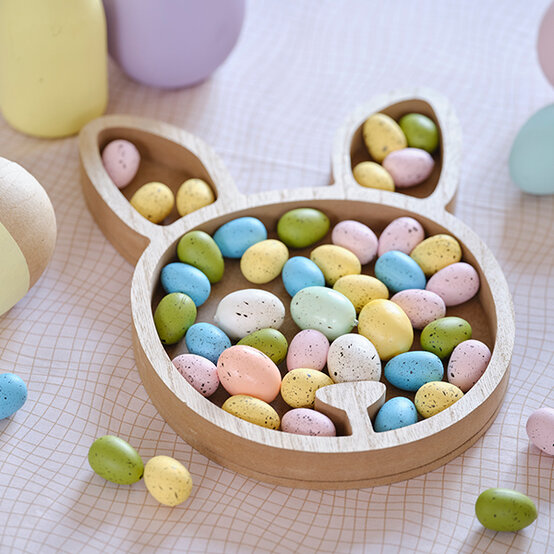 easter-table-decor-bunny-wooden-tray.jpg?sw=554&q=85