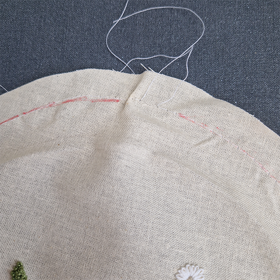 idea%5Fautumn%2Dembroidery%2Dprojects%2Dto%2Dtry%2Dhoop%5Fstep52.png?sw=554&q=85