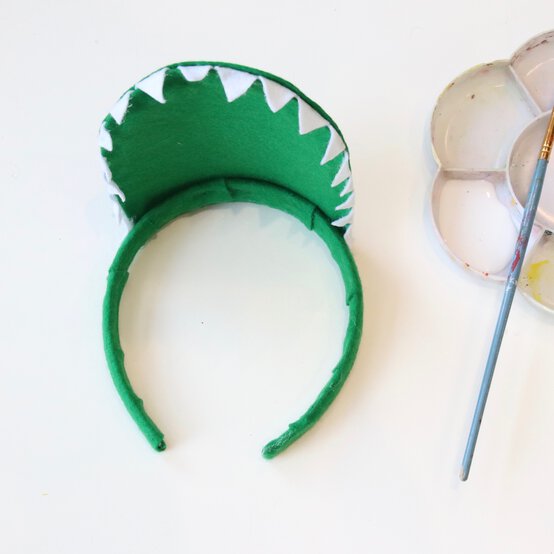 how_to_make_animals_headdresses_crocodile_step7-square.jpg?sw=554&q=85