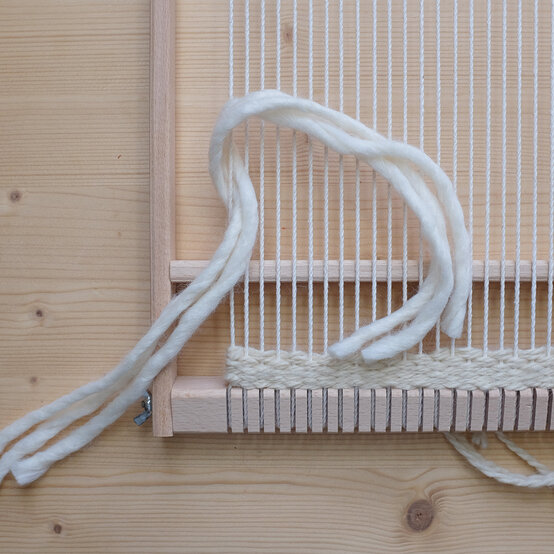 how_to_make_-a_floral_weave_12.jpg?sw=554&q=85