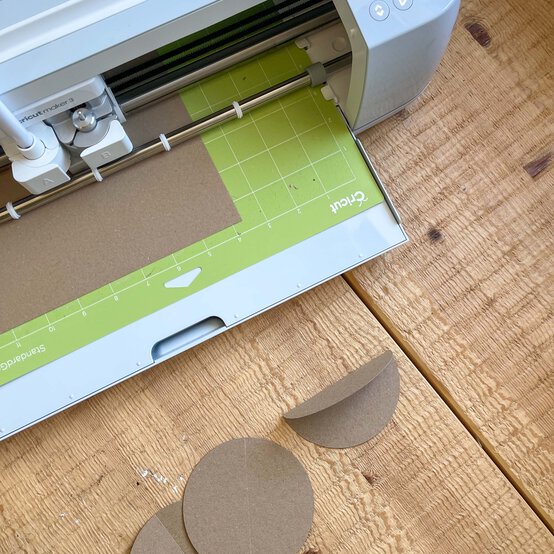 floral-topped-signs-7.jpg?sw=554&q=85