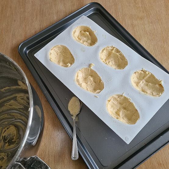 Idea_how-to-make-bunny-mini-cakes_step1b.jpg?sw=554&q=85