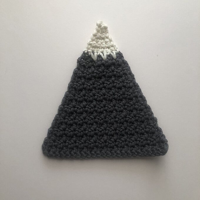 Idea_How-to-crochet-a-mountain-cushion_photo_3.jpeg?sw=680&q=85