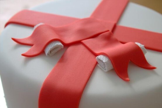 traditional-bow-cake-1.jpg?sw=554&q=85