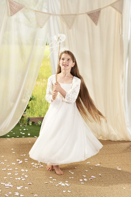 bridesmaid-wand-2.jpg?sw=554&q=85