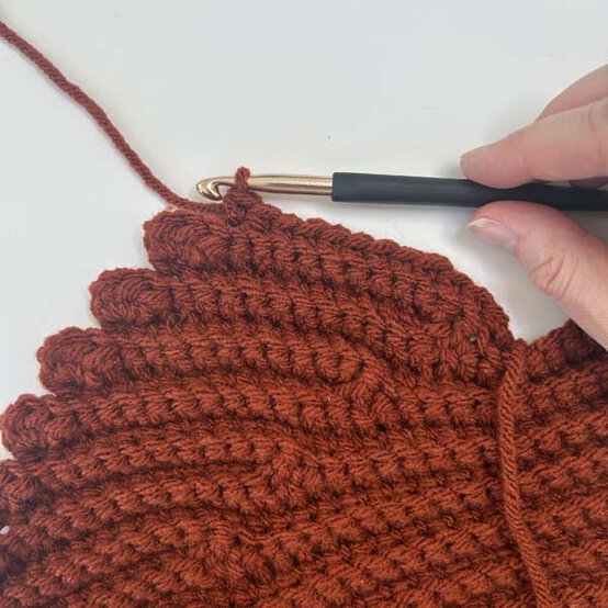 ideas%5Fhow%2Dto%2Dcrochet%2Da%2Dleaf%2Dcushion%5Fstep%2D4c.jpg?sw=554&q=85