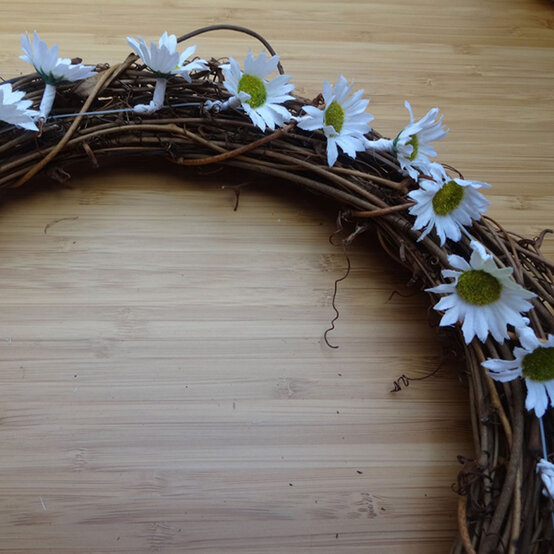 daisy-wreath-1.jpg?sw=554&q=85