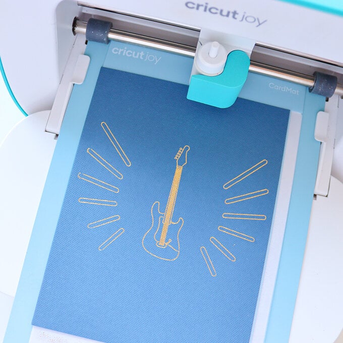 cricut_how-to-make-a-foiled-fathers-day-card_step4.jpg?sw=680&q=85