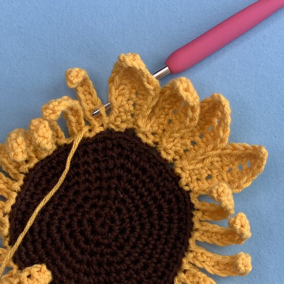 How-to-Crochet-Flowers_Sunflower%20Round%2011%20%281%29.JPEG?sw=554&q=85
