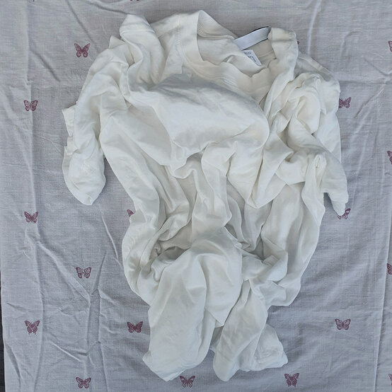 how_to_upcycle_your_wardrobe_with_tie_dye_step-2-scrunch.jpg?sw=554&q=85