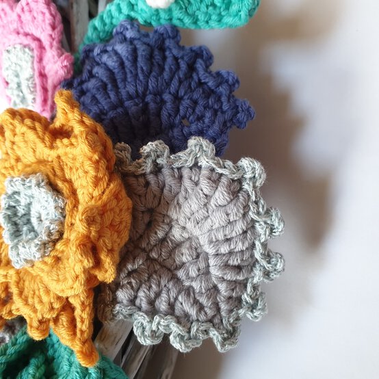 how_to_crochet_christmas_robin_wreath_image-8.jpg?sw=554&q=85