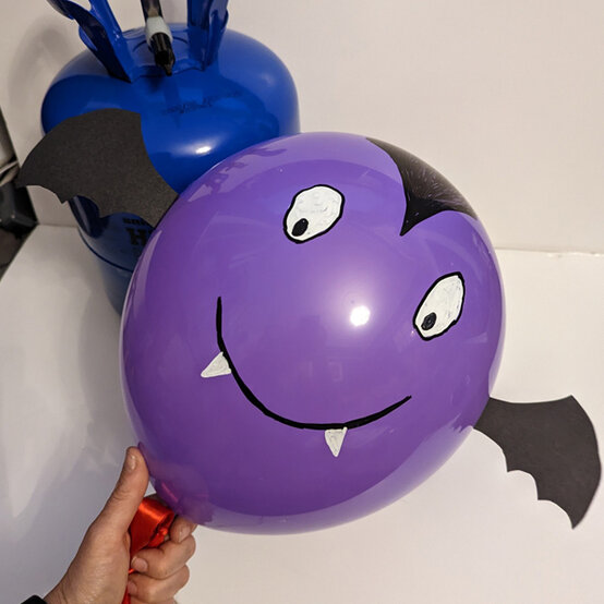idea_personalised-halloween-balloons-vampire_step2.jpg?sw=554&q=85