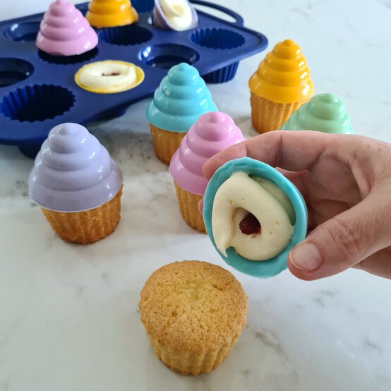 Idea_how-to-make-colourful-cupcakes_step3d.jpg?sw=554&q=85