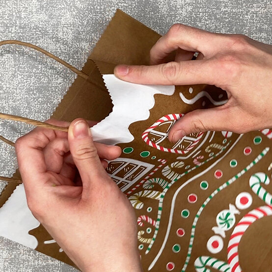 idea_ways-to-personalise-a-christmas-gift-bag-gingerbread_step6a.jpg?sw=554&q=85