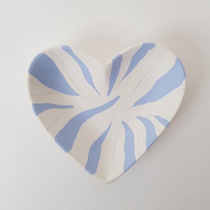 Idea_how-to-decorate-a-ceramic-heart-dish_step2b.jpg?sw=680&q=85