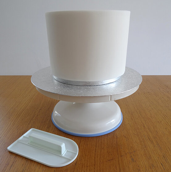 xmas-baking-lucy-gold-cake1.jpg?sw=554&q=85