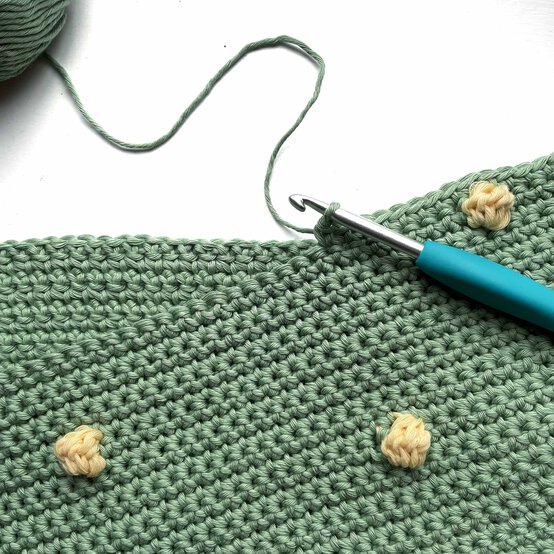 daisy-crochet-cushion-3.jpg?sw=554&q=85