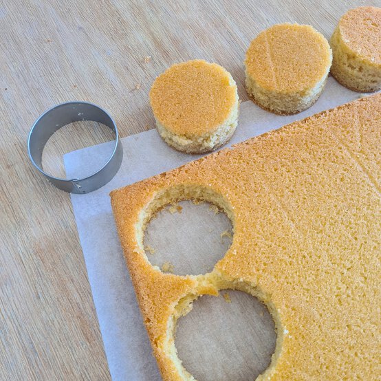 how-to-make-cake-jars-5.jpg?sw=554&q=85