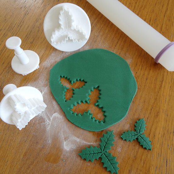 decorated-xmas-cupcakes_step7.jpg?sw=554&q=85