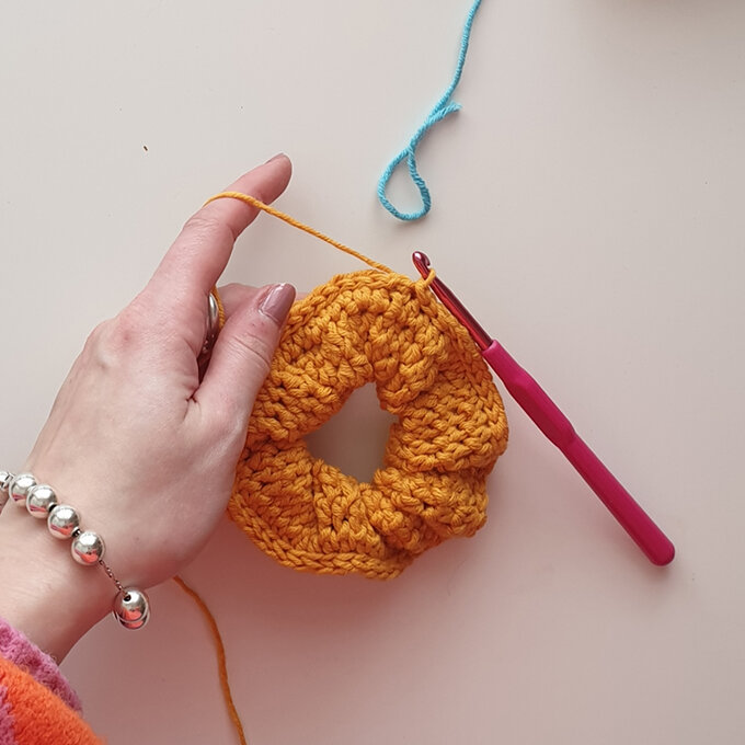 Idea_How-to-crochet-a-scrunchie_Step8.jpg?sw=680&q=85