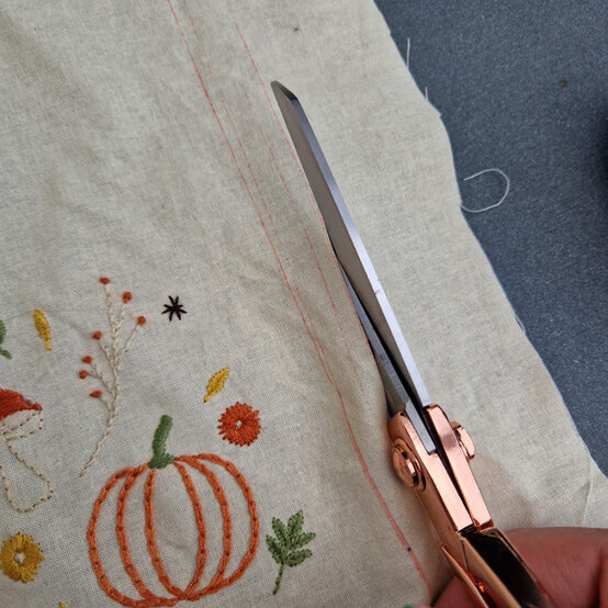 idea%5Fautumn%2Dembroidery%2Dprojects%2Dto%2Dtry%2Dnapkin%5Fstep%2D07.jpg?sw=554&q=85