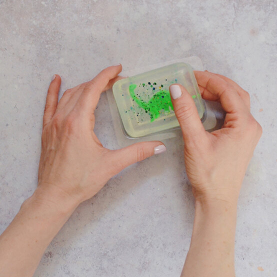 trapped_toy_soaps_step_4a.jpg?sw=554&q=85