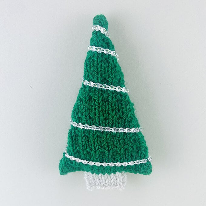 How-to-Knit-a-Christmas-Tree-Garland_design5a.jpg?sw=680&q=85