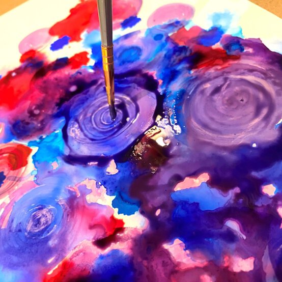 Idea_how-to-use-alcohol-inks_step3.jpg?sw=554&q=85