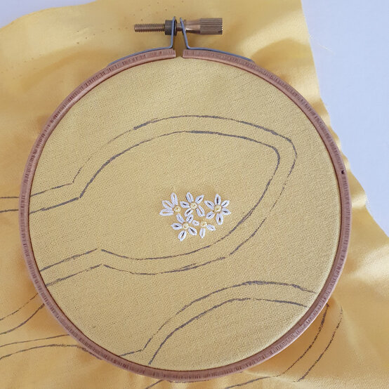 how-to-make-bunny-hair-clips-step4_1.jpg?sw=554&q=85