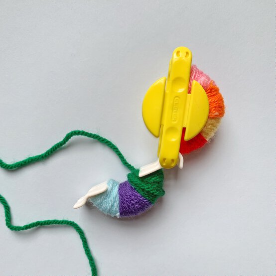 how_to_create_five_different_patterns_in_pom_poms_rainbow_pom_pom_pattern_step_4.jpg?sw=554&q=85