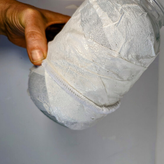 idea_halloween-glass-lanterns-mummy_step2.jpg?sw=554&q=85