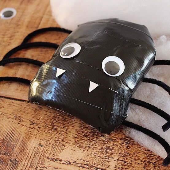 halloween-spider-squishy-step5.jpg?sw=554&q=85