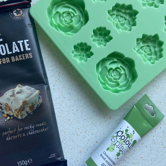 Idea_how-to-make-terrarium-cake-jars_step3a.jpg?sw=554&q=85