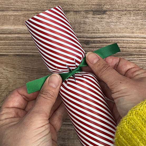 how%2Dto%2Dmake%2Dbright%2Dchristmas%2Dcrackers%5Fstep%2D3a.jpg?sw=554&q=85