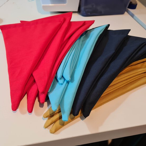 Idea_how-to-make-interchangeable-bunting_step9b.jpg?sw=554&q=85