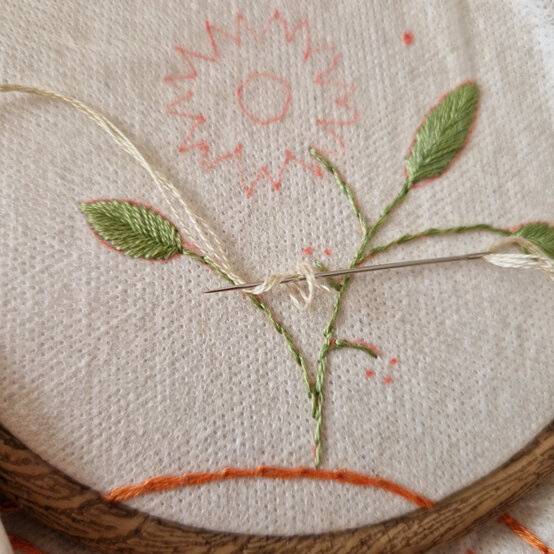 idea%5Fautumn%2Dembroidery%2Dprojects%2Dto%2Dtry%2Dcushion%5Fstep%2D16.jpg?sw=554&q=85