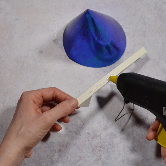 how_to_make_dinosaur_party_hats_craft_activities_step3a.jpg?sw=554&q=85