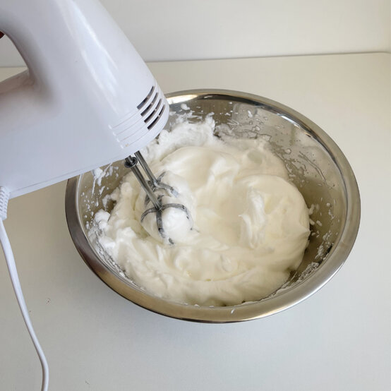 idea_christmas-botanical-yule-log_step6.jpg?sw=554&q=85