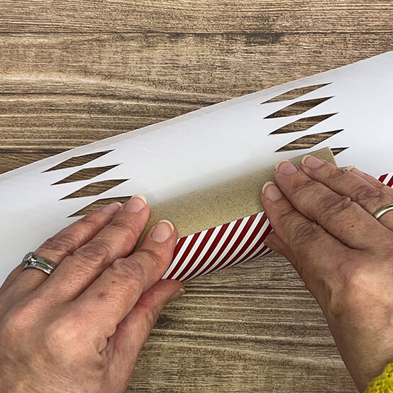 how%2Dto%2Dmake%2Dbright%2Dchristmas%2Dcrackers%5Fstep%2D2a.jpg?sw=554&q=85