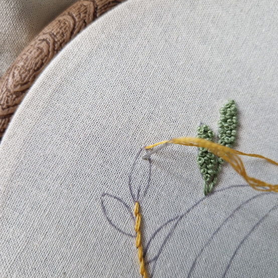 idea%5Fautumn%2Dembroidery%2Dprojects%2Dto%2Dtry%2Dhoop%5Fstep%2D20.jpg?sw=554&q=85