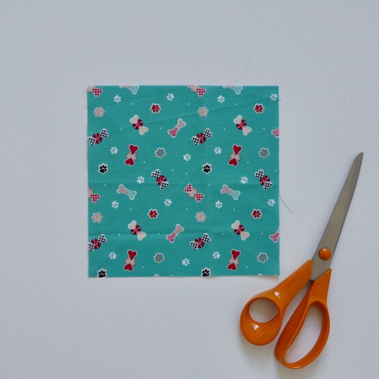 how_to_sew_a_dog_bow_tie_step%201.jpeg?sw=554&q=85