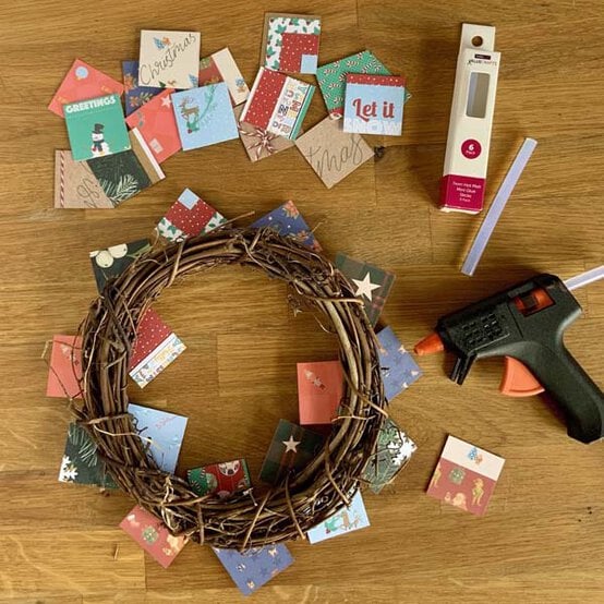 ideas%5Fhow%2Dto%2Dmake%2Da%2Dpapercraft%2Dchristmas%2Dwreath%5Fstep%2D7.jpg?sw=554&q=85