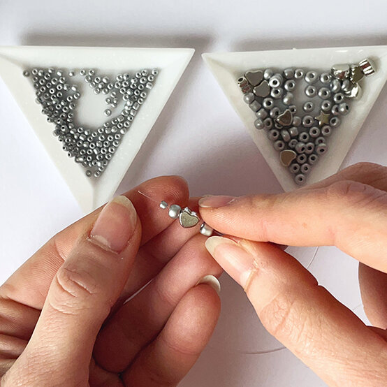ideas%5Fjewellery%2Dprojects%2Dto%2Dmake%2Dwith%2Dbeads%5Fheart%2Dbracelet%2D1.JPG?sw=554&q=85