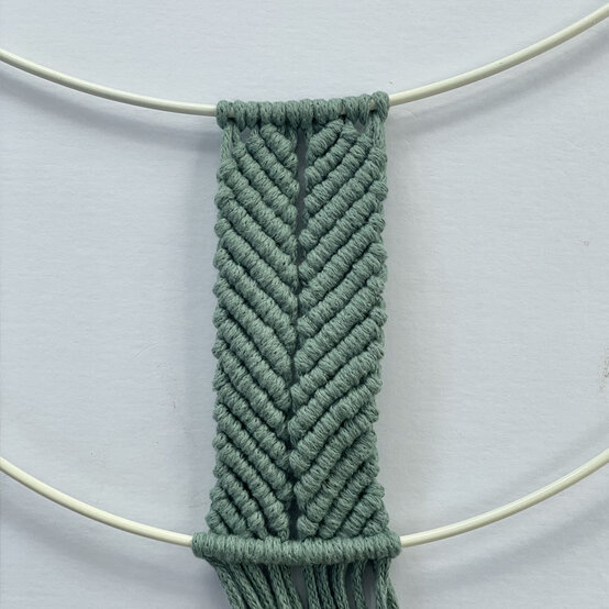 How%2Dto%2DMake%2Da%2DMacrame%2DFrame%5Fmoon%2Dstep9.jpg?sw=554&q=85