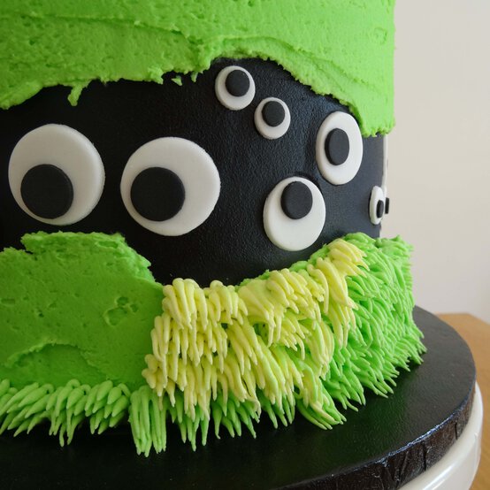 halloween-fault-line-cake-step-6_2.jpg?sw=554&q=85