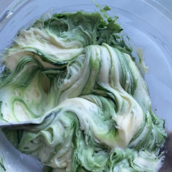 Idea_how-to-make-terrarium-cake-jars_step4a.jpg?sw=554&q=85