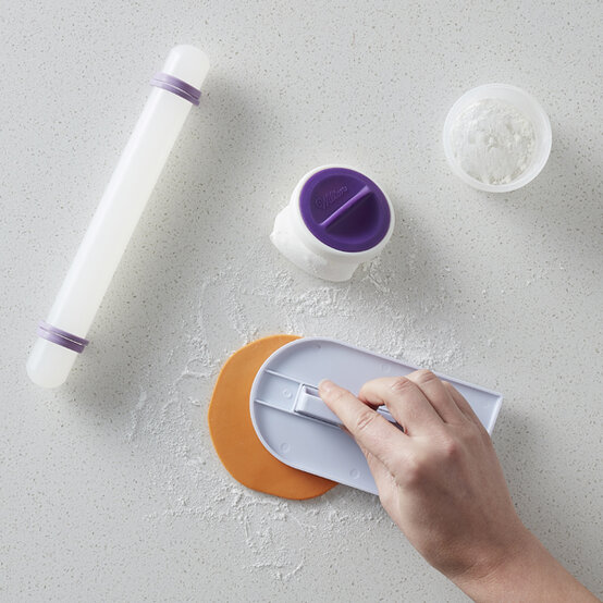 600x600_GSI_Cake_Decorating_step2.jpg?sw=554&q=85